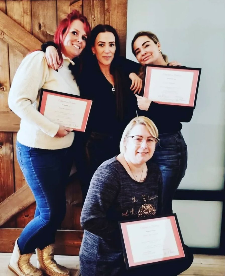 Cursisten met hun behaalde certificaat