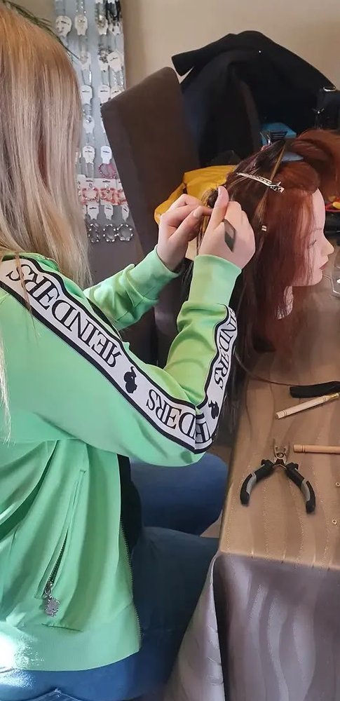 Hairweave met microrings plaatsen tijdens de cursus